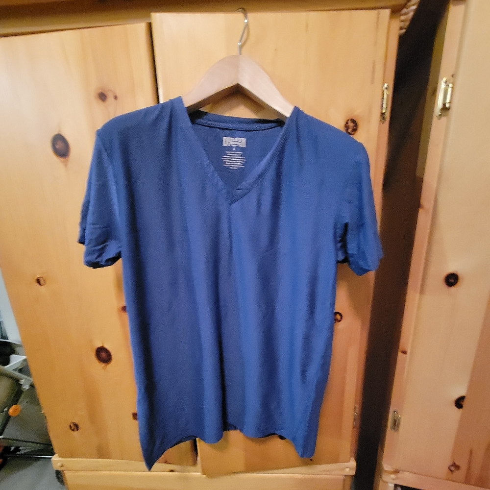 Duluth Men's V Neck Size Large